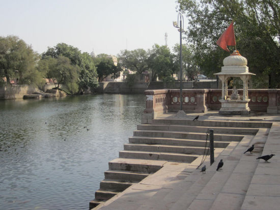 heiliger See mit Tempeln