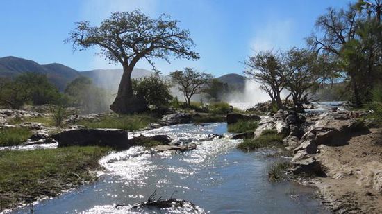 am nächsten Morgen die Epupa-Falls in ganz anderem Licht