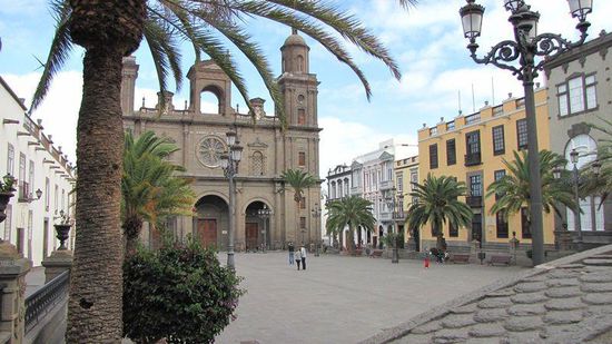Plaza de Santa Ana mit Kathedrale