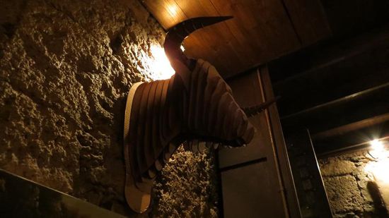 Stierkopf-Skulptur (aus Pappe) in der Tapas-Bar