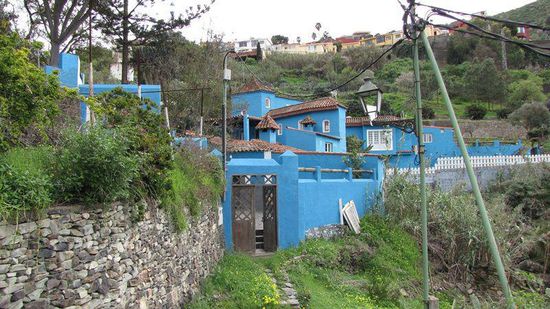 "The Big Blue House" - komplette Anlage mit dem Haus der Besitzer