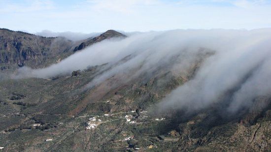 über den Berggrat gen Osten schwappen noch die Wolken