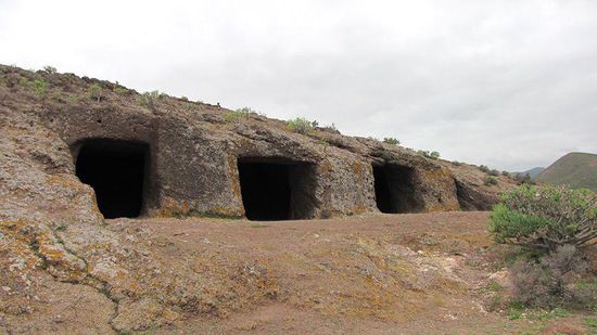 von Menschenhand gehauene Höhle (ca. 17x7m) - Versammlungsplatz?