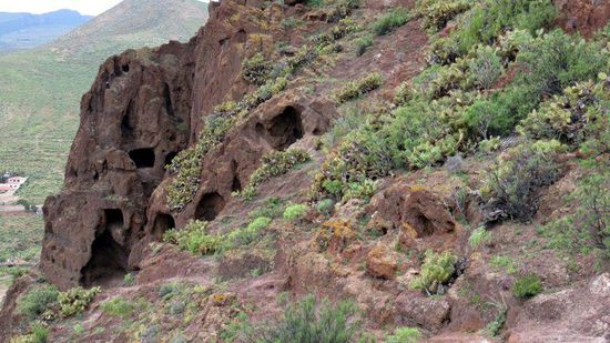 Berghang mit den Wohnhöhlen
