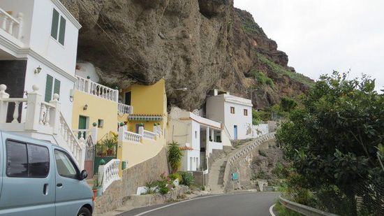 Häuser in Artenara - teils als Höhlen in den Fels gebaut