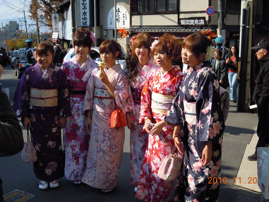 Junge Damen in traditionellem Gewand in Kyoto