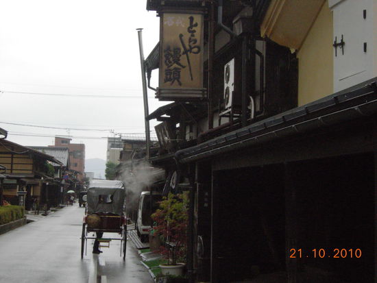 Straße in der Altstadt. Rechts dampft die Sakebrauerei