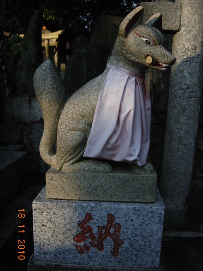 Fuchs mit Schlüssel zum Reisspeicher