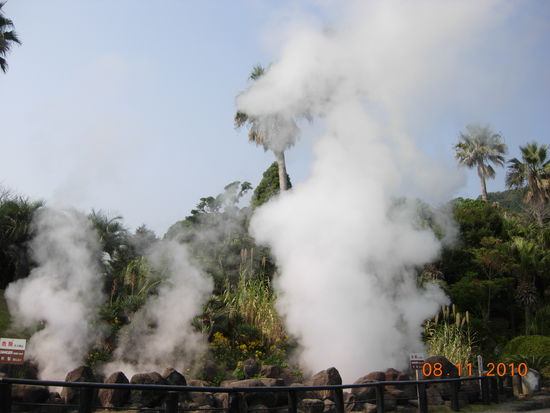 Überall dampft und sprudelt es aus der Erde in Beppu