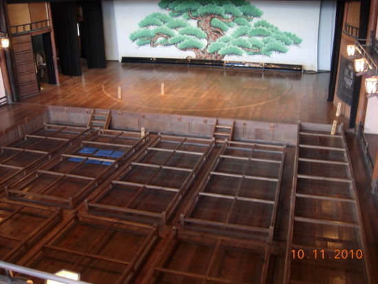 Zuschauerraum und Drehbühne des Theaters in Uchiko