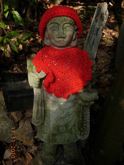 Liebevoll "behäkelte" Figur beim Ishite-Ji Tempel