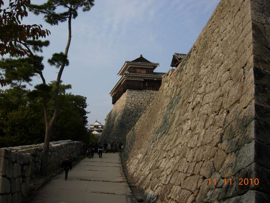Mächtige Mauern schützen Matsuyama-Jo