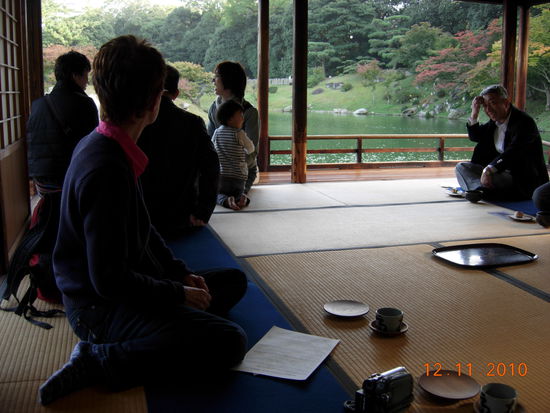 Im Teepavillon des Ritsurin-koen-Garten