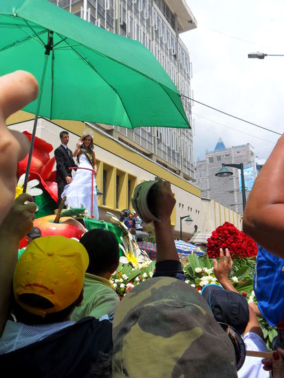 Bei der Karnevalsparade - erst waren immer Königinnen (die anhand einer Wahl vorher gewählt wurden) und danach so Tanzgruppen, und dann wieder Königinnen usw.