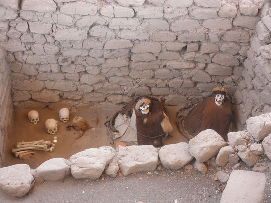 Ausgrabungsstaette mit Mumien