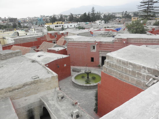 Blick auf ein Teil des Klosters sowie Arequipa