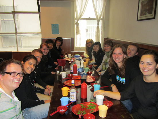 die ganze Walking Tour Gruppe beim Lunch