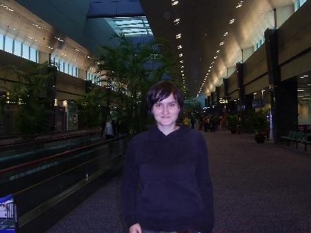 Franzi (also ich) auf dem Flughafen in Singapur. Nach 9 Stunden Flug und vor 8 weiteren.