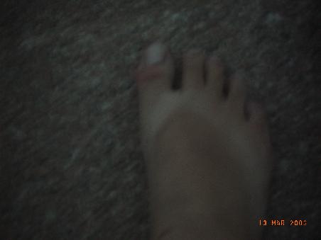 auch wenns dunkel is, man beachte den weissen streifen wo meine flip flops langgehen. und ich habe meine fuesse sehrwohl gewaschen.