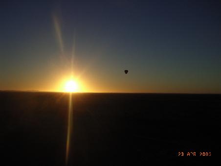 wir haben eine Ballonfahrt ueber die Alice Springs Plates bei Sonnenaufgang gemacht...