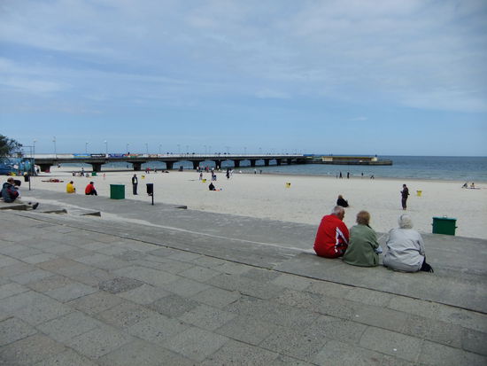 Von der Strandpromenade Blick auf den Strand und die Mole von Kolobrzeg