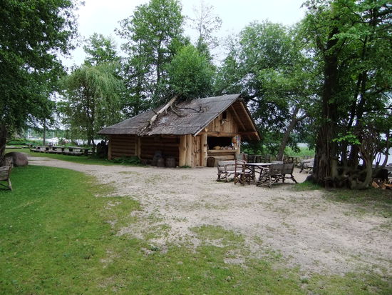 Grillplatz mit Hütte im Park von Hotel Galindia