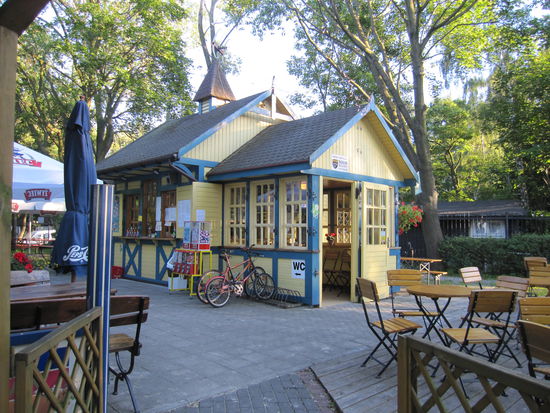 Eine typische "Gartenkneipe" an der Strandpromenade in Sopot, 
Essen gut und preiswert