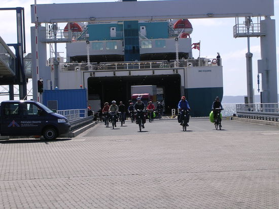 Die Radfahrer verlassen die Fähre zuerst
