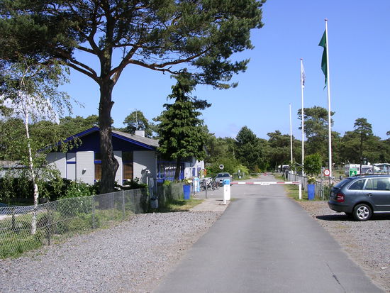 Einfahrt zum FDM-Camping, geradeaus hinter den Bäumen liegt der Balka-Strand