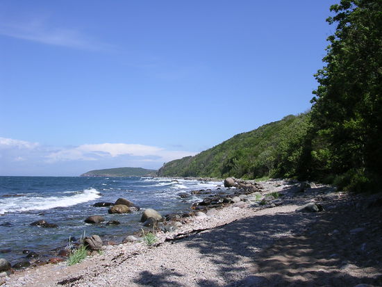 Felsstrand auf dem Weg nach Hammershus