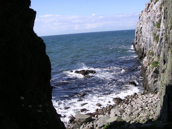 Bei starkem Seegang fliegt hier die Gischt meterhoch