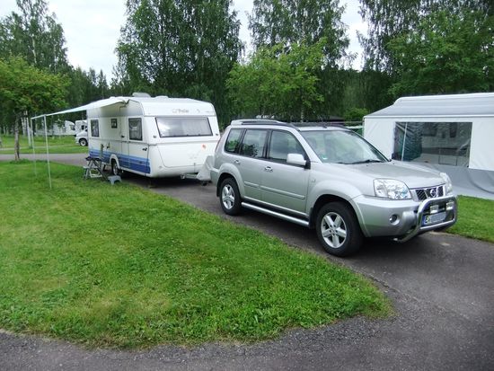 Camping Rauhalati mit asphaltierten Stellplätzen