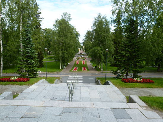 Durch die Parkanlage zum Hafen