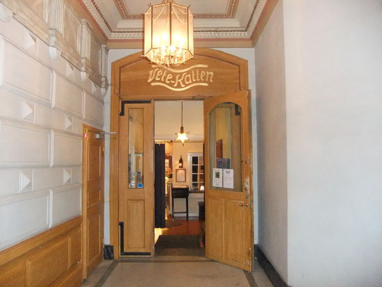 In einer Hauspassage Eingang zum Café Vete-Katten