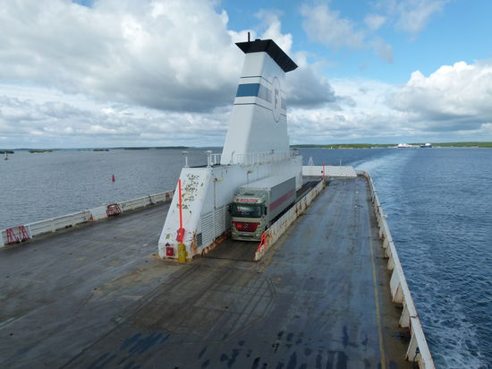 Nur ein LKW auf dem Oberdeck der Fähre