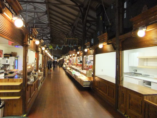 Blick in die alte Markthalle in Turku