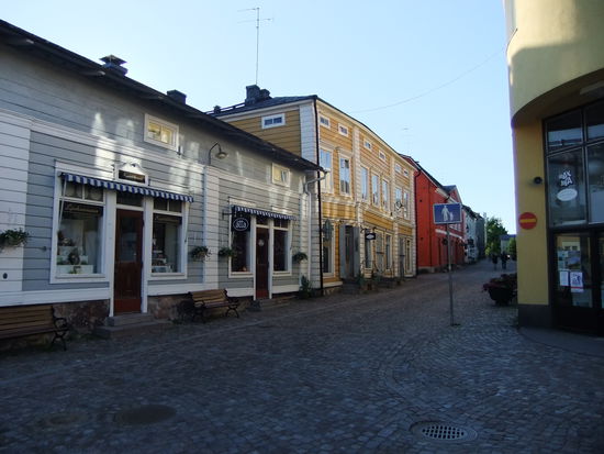 Typische Holzhäuser in Porvoo, die Geschäfte leider schon zu.