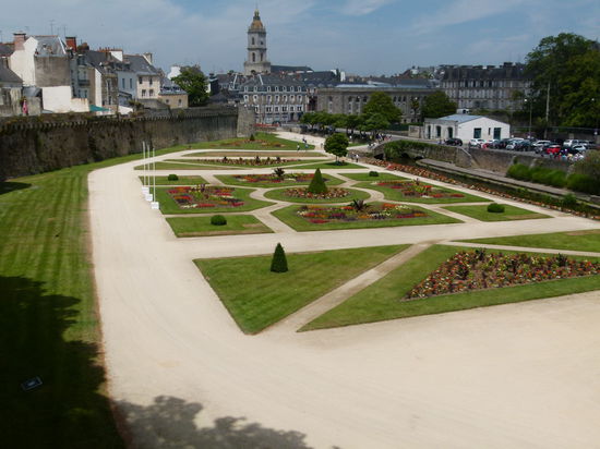 Stadtmauer mit Aussenanlage