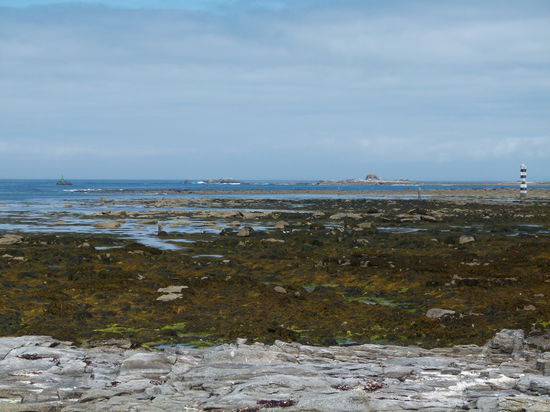 vorgelagerte Felsen mit Leuchtfeuer