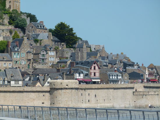 Stadtmauer und Dorf unterhalb der Kirche