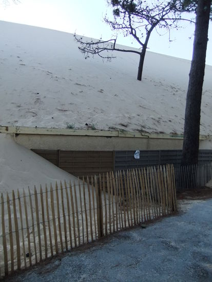 Vordach eines Sanitärgebäudes unter der Düne - schon begraben