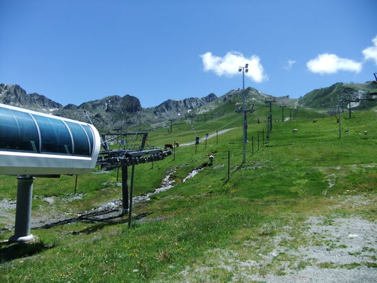 Ski-Piste im Sommer