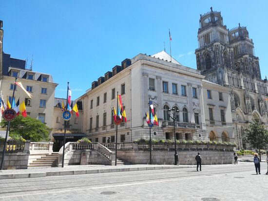Rathaus, rechts die Kathedrale