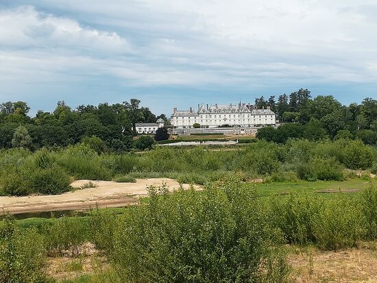 kleines Bauwerk am gegenüberliegenden Ufer