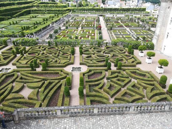 Von der Schloßterrasse in den akkurat angeordneten Garten