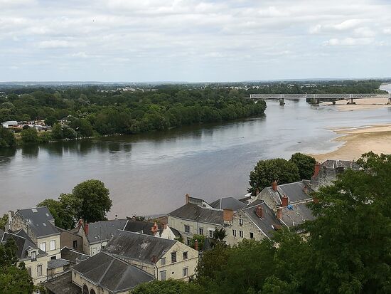 Blick von der Festung über die Loire. Auf der anderen Seite unter den Bäumen liegt der Campingplatz