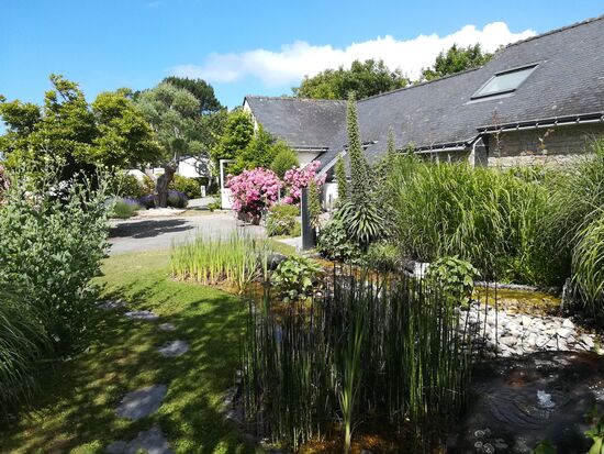 gepflegte Anlage vor einem Sanitärgebäude