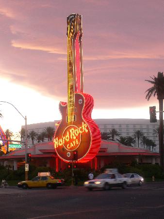 Hard Rock Cafe im Hintergrund das Hard Rock Hotel