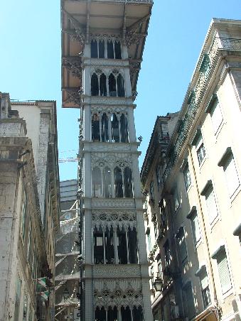 Der Aufzug 'Santa Justa' ein bemerkenswertes Meisterstück, der von einem Lehrling von Gustave Eiffel errichtet wurde und der die Baixa (Unterstadt) und das Bairro Alto (Oberstadt) miteinander verbindet.