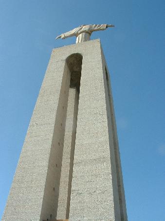Cristo Rei.Dieses gigantische Bauwerk erinnert etwas an Rio und vermutlich hat es mit dem Jesus hier ähnliche Bewandtnis. Für etwas Kleingeld kommt man per Aufzug auf die Aussichtplattform von wo aus man bei gutem Wetter einen grandiosen Überblick über Lissabon hat.